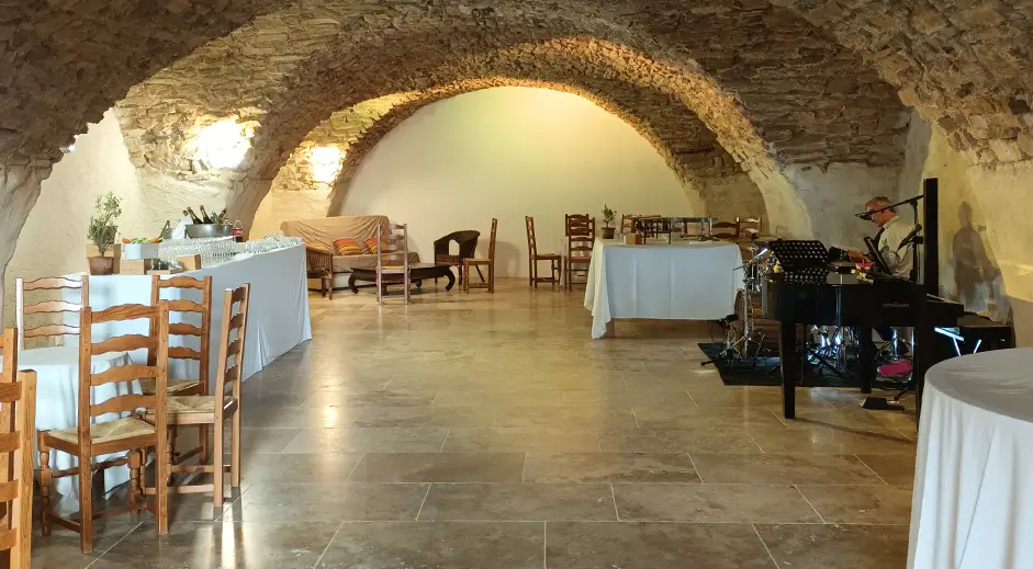 Salle de replis et de réception chapelle Saint Bacchi pour vos mariages et événements privés à Jouques en Provence